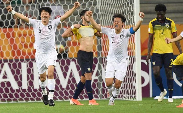 Jae-ik Lee y Hwang Tae-hyeon de Corea del Sur, tras la victoria ante Ecuador en semifinal del campeonato mundial sub 20, en Polonia. 
 · Foto: Janek Skarzynski, AFP