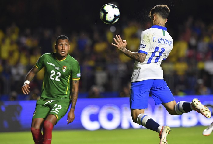 Philippe Coutinho, previo a convertir su gol ante Bolivia en el estadio Cicero Pompeu de Morumbi, en Sao Paulo. · Foto: Nelson Almeida, AFP