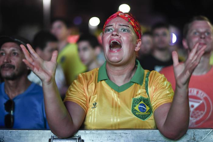 Hinchas brasileños durante el partido Brasil - Bolivia, en la Plaza Maua, el 14 de junio, en Rio de Janeiro.


 · Foto: Mauro Pimentel, AFP