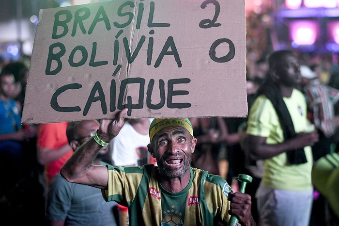 Afivcionado durante la proyección del partido entre Brasil y Bolivia, ayer, en plaza Maua, en Río de Janeiro. · Foto: Mauro Pimentel, AFP