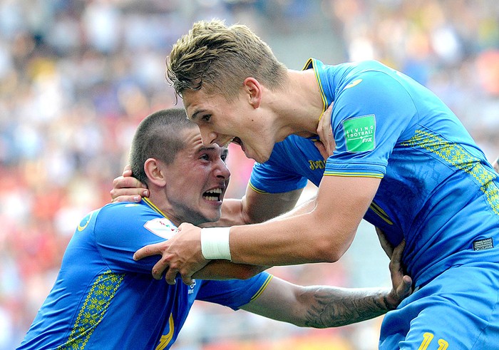 Vladyslav Supriaha (d), de Ucrania, y Viktor Korniienko, después de marcar un gol ante Corea del Sur, en Lodz, Polonia. (Foto por Alik KEPLICZ / AFP) · Foto: Alik Keplicz, AFP