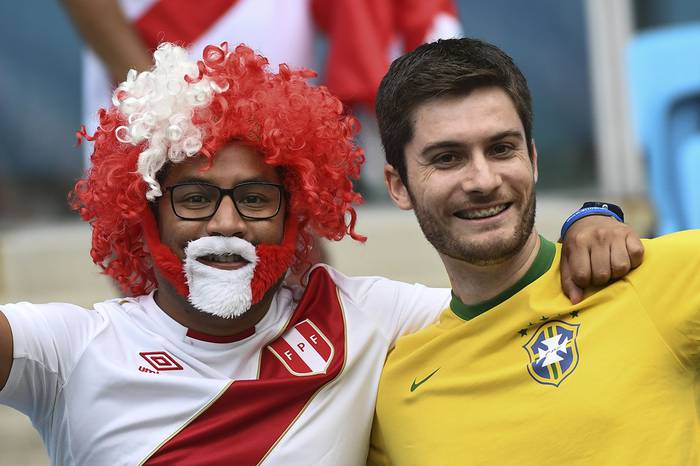 Simpatizantes de Perú y Brasil, previo al partido entre Perú y Venezuela, en el estadio Gremio Arena en Porto Alegre, Brasil. · Foto: Evaristo Sa, AFP