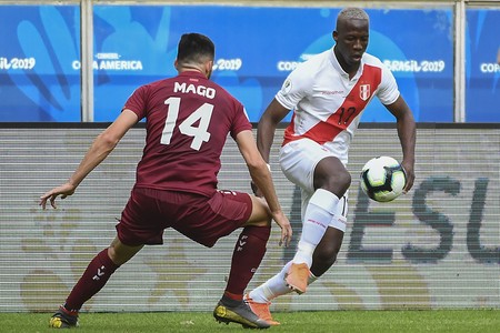 Luis Advincula, de Perú, y Luis Del Pino Mago, de Venezuela, en el estadio Gremio Arena en Porto Alegre, Brasil. · Foto: Evaristo Sa, AFP Luis Advincula, de Perú, y Luis Del Pino Mago, de Venezuela, en el estadio Gremio Arena en Porto Alegre, Brasil. · Foto: Evaristo Sa, AFP
