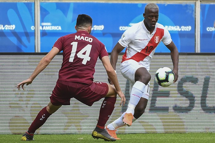 Luis Advincula, de Perú, y Luis Del Pino Mago, de Venezuela, en el estadio Gremio Arena en Porto Alegre, Brasil. · Foto: Evaristo Sa, AFP