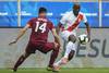 Luis Advincula, de Perú, y Luis Del Pino Mago, de Venezuela, en el estadio Gremio Arena en Porto Alegre, Brasil. · Foto: Evaristo Sa, AFP Luis Advincula, de Perú, y Luis Del Pino Mago, de Venezuela, en el estadio Gremio Arena en Porto Alegre, Brasil. · Foto: Evaristo Sa, AFP