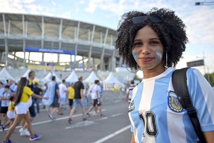 Hincha de Argentina frente al estadio en el Fonte Nova Arena en Salvador, Brasil.
