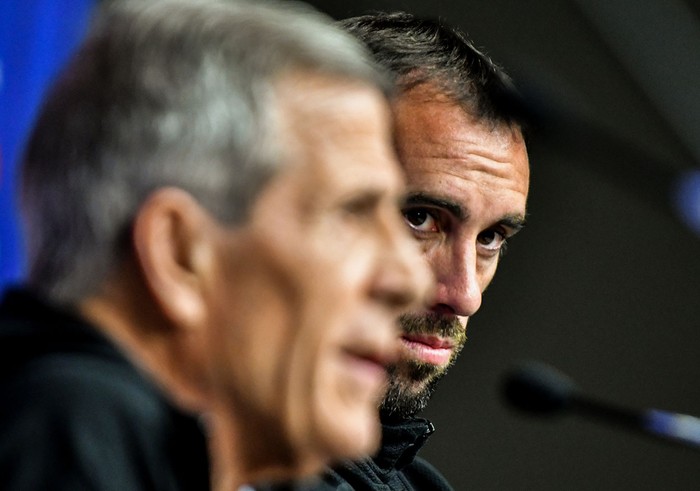 Oscar Tabarez y Diego Godin, durante la conferencia de prensa en el estadio Mineirao en Belo Horizante, Brasil. · Foto: Luis Acosta, AFP