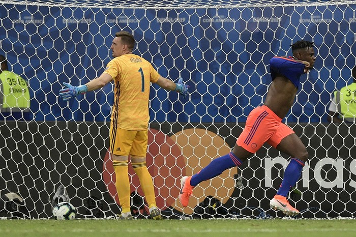 Duvan Zapata, de Colombia, festeja luego de convertir el segundo gol ante Argentina, en el estadio Fonte Nova Arena en Salvador, Brasil. · Foto: Juan Mabromata,  AFP