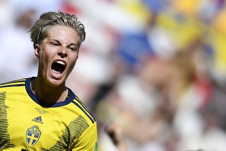 Lina Hurtig, de Suecia, festeja su gol ante Tailandia, en el estadio de Niza, en el sureste de Francia. · Foto: Christophe Simon, AFP Lina Hurtig, de Suecia, festeja su gol ante Tailandia, en el estadio de Niza, en el sureste de Francia. · Foto: Christophe Simon, AFP