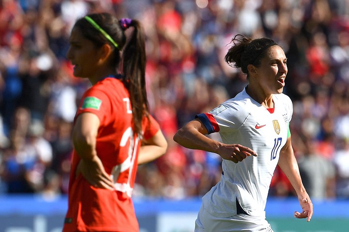 Carli Lloyd festeja su gol ante Chile, durante la copa mundial femenina Francia 2019, en el estadio Parc des Princes de París.
 · Foto: Franck Fife, AFP