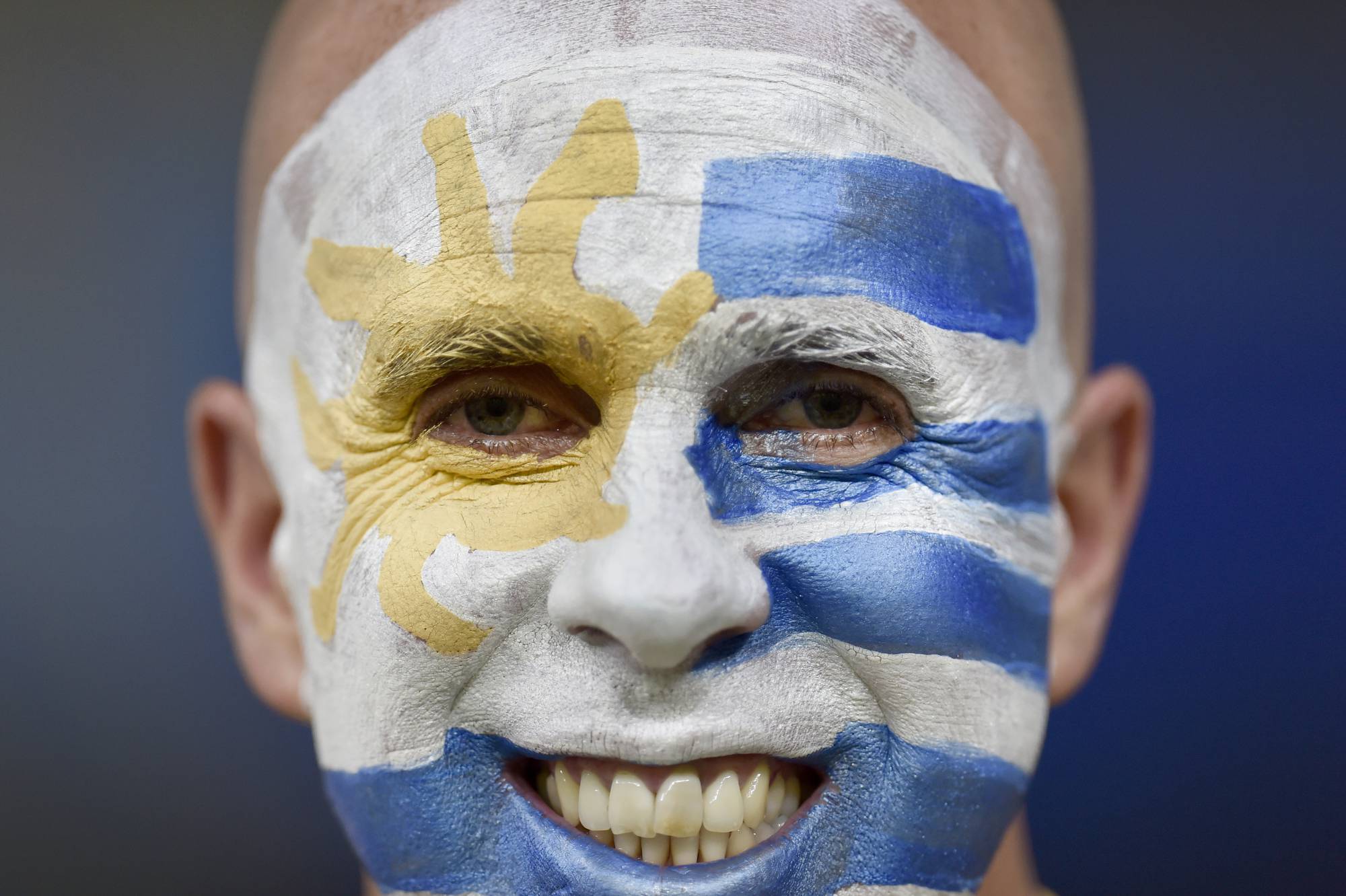 Hincha de Uruguay en el estadio Mineirão de Belo Horizonte, previo al partido ante Ecuador. Foto: Douglas Magno, AFP