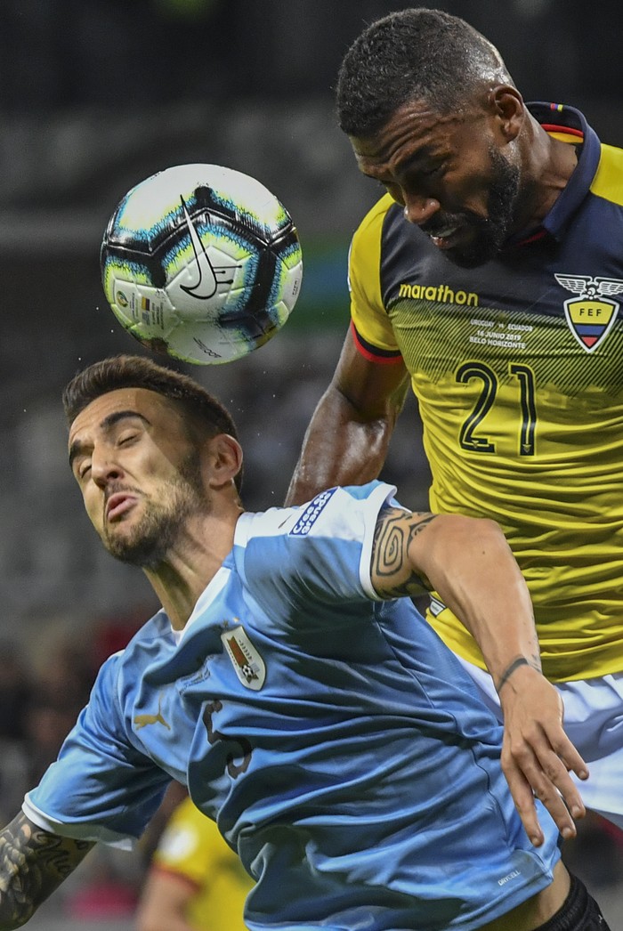 Matías Vecino, de Uruguay, y  Gabriel Achilier, de Ecuador, ayer, en el estadio Mineirão en Belo Horizonte. · Foto: Luis Acosta, AFP