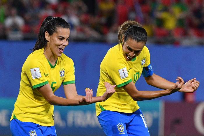 Las jugadoras de Brasil Marta (der.) y Thaisa después de marcar un gol ante Francia en la Copa Mundial Femenina. · Foto: Philippe Huguen, AFP