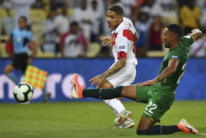Paolo Guerrero y Adrián Jusino, en la jugada del primer gol de Perú, en Maracaná. 



 · Foto: Pedro Ugarte, AFP
