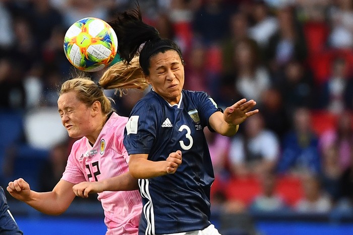 Erin Cuthbert, de Escocia, y Eliana Stabile, de Uruguay, en el estadio Parque de los Príncipes, en Paris. 


 · Foto: Franck Fife, AFP