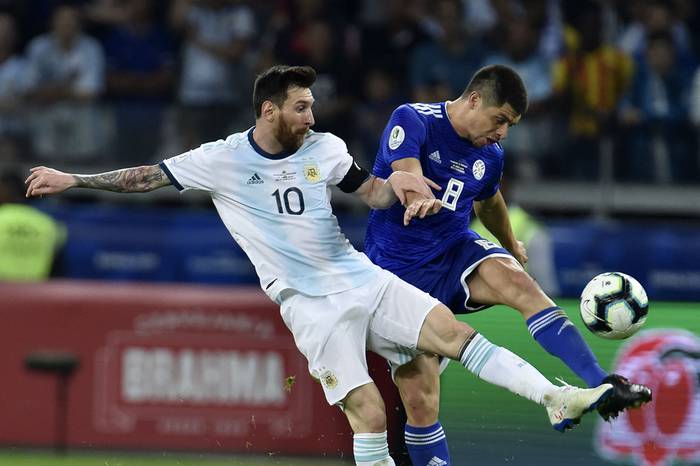 Lionel Messi de Argentina y Rodrigo Rojas, de Paraguay, en Belo Horizonte. Foto: Douglas Magno, AFP