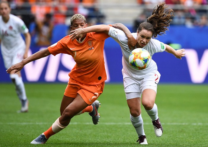 Shanice van de Sanden, de Holanda, y Allysha Chapman, de Canadá, durante el partido por el Grupo E de la Copa Mundial Femenina Francia 2019, en el Estadio Auguste-Delaune en Reims, este de Francia.  · Foto: Franck Fife, AFP