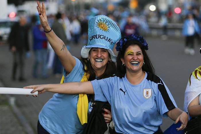 Hinchas uruguayas previo al partido ante Japón, el jueves, en el Estadio Gremio Arena en Porto Alegre. · Foto: Jeferson Guareze, AFP