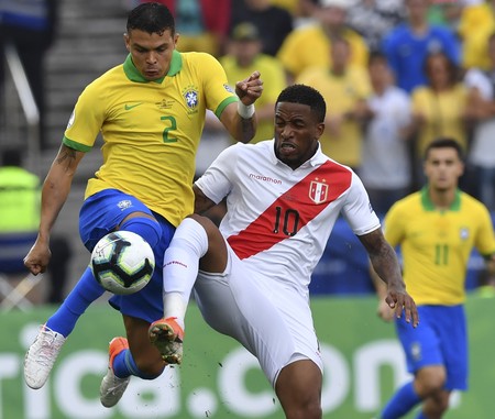 Thiago Silva, de Brasil, y Jefferson Farfán, de Perú, durante el partido que ambas selecciones jugaron el sábado 22 en el estadio Arena Corinthians, en San Pablo.
· Foto: Nelson Almeida, AFP Thiago Silva, de Brasil, y Jefferson Farfán, de Perú, durante el partido que ambas selecciones jugaron el sábado 22 en el estadio Arena Corinthians, en San Pablo.
· Foto: Nelson Almeida, AFP