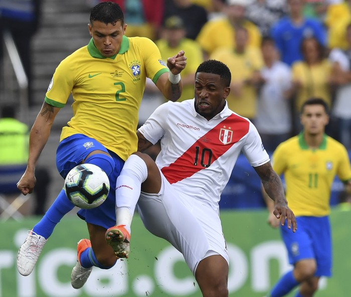 Thiago Silva, de Brasil, y Jefferson Farfán, de Perú, durante el partido que ambas selecciones jugaron el sábado 22 en el estadio Arena Corinthians, en San Pablo. 


 · Foto: Nelson Almeida, AFP