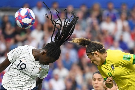 Griedge Mbock Bathy, de Francia y Cristiane de Brasil, en el estadio Oceane en Le Havre, en el noroeste de Francia. · Foto: Franck Fife, AFP Griedge Mbock Bathy, de Francia y Cristiane de Brasil, en el estadio Oceane en Le Havre, en el noroeste de Francia. · Foto: Franck Fife, AFP