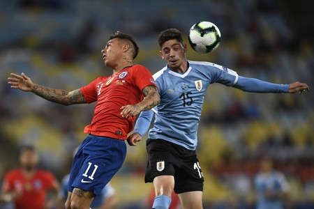 Federico Valverde, de Uruguay, y Eduardo Vargas, de Chile, en el estadio Maracaná, en la última fecha del Grupo C de la Copa América Brasil 2019.
· Foto: Mauro Pimentel, AFP Federico Valverde, de Uruguay, y Eduardo Vargas, de Chile, en el estadio Maracaná, en la última fecha del Grupo C de la Copa América Brasil 2019.
· Foto: Mauro Pimentel, AFP