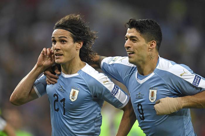 Edinson Cavani y Luis Suárez, luego del gol uruguayo. · Foto: Mauro Pimentel, AFP