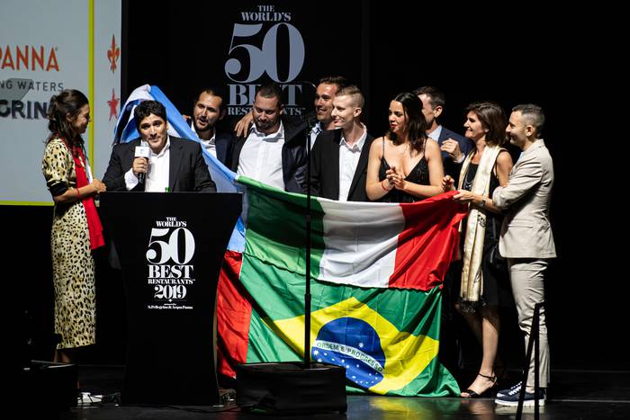 Mauro Colagreco, chef y propietario argentino de Mirazur (c), flanqueado por su equipo, luego de haber sido coronado como el mejor restaurante del mundo.

 · Foto: Theodore Lim, AFP
