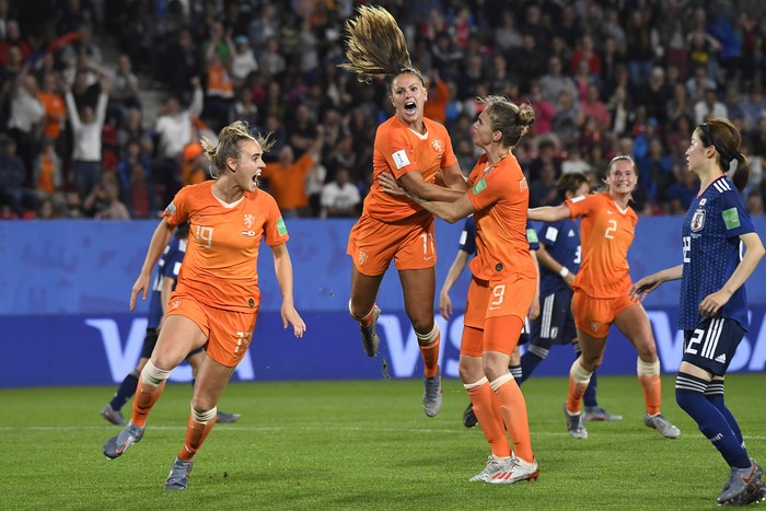 Lieke Martens, de Holanda, convirtió los dos goles de su equipo en la victoria ante Japón, en el estadio Roazhon Park, en Rennes. 



 · Foto: Damien Meyer / AFP