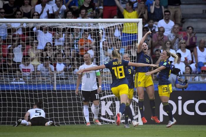 Stina Blackstenius, número once de Suecia, convirtió el segundo gol de su equipo ante Alemania por los cuartos de final del mundial de Francia, en el estadio Roazhon Park, en Rennes.



 · Foto: Damien Meyer / AFP