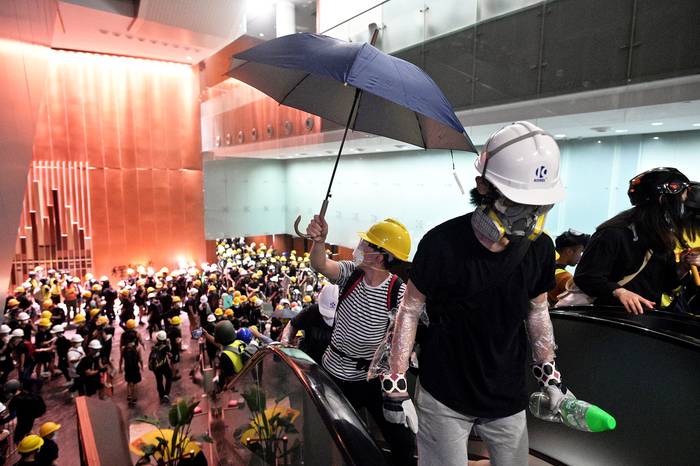 Manifestantes invadieron la sede del gobierno en Hong Kong, en el marco del 22º aniversario de la entrega de la ciudad de Gran Bretaña a China. 
 · Foto: Anthony Wallace, AFP