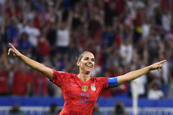 Alex Morgan, de Estados Unidos, tras convertir el segundo gol de su equipo ante Inglaterra, en el estadio Lyon, en Decines-Charpieu. 


 · Foto: Philippe Desmazes, AFP