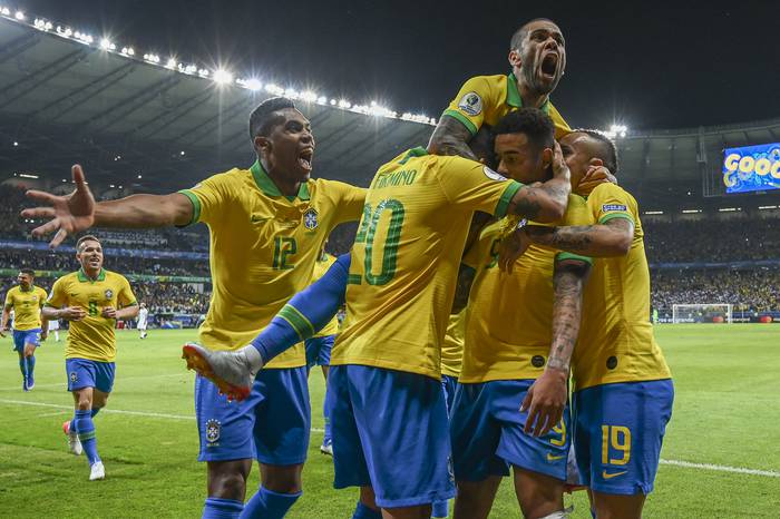 Los jugadores de Brasil, tras el gol de Gabriel Jesús ante Argentina en el estadio Mineirão.  · Foto: Pedro Ugarte, AFP