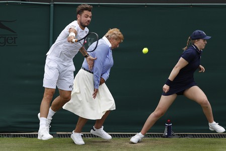 Stan Wawrinka, durante el partido ante Reilly Opelka por segunda ronda de Wimbledon.
· Foto: Adrián Dennis / AFP Stan Wawrinka, durante el partido ante Reilly Opelka por segunda ronda de Wimbledon.
· Foto: Adrián Dennis / AFP