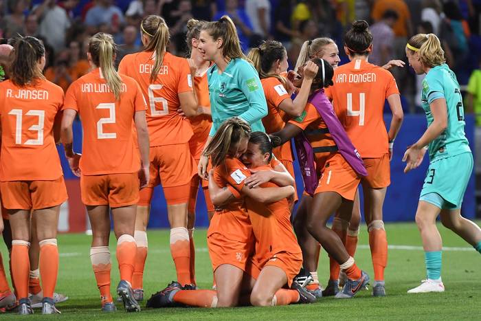 La selección femenina de Holanda en el Lyon Stadium, el 3 de julio. · Foto: Jean-Pierre Clatot, AFP