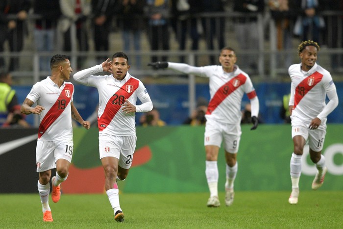 Edison Flores, de Perú, convirtió el primer gol del partido ante Chile, en el estadio Arena do Gremio, en Porto Alegre.


 · Foto: Raúl Arboleda, AFP