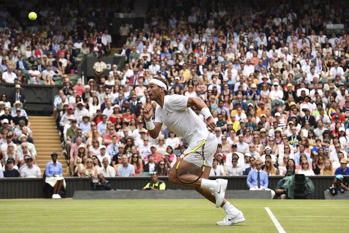 Rafael Nadal, durante el partido ante Jo-Wilfried Tsonga, en Wimbledon. 


 · Foto: Glyn Kirk, AFP