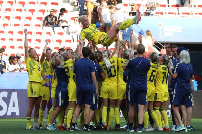 Las jugadoras suecas, tras la obtención del tercer puesto en el mundial de Francia, en el estadio de Niza. · Foto: Valéry Hache / AFP