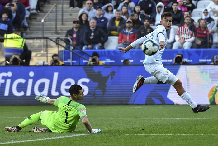 Paula Dybala, de Argentina, y el arquero de Chile, Gabriel Arias, en la jugada del segundo de Argentina, en el estadio Arena Corinthians, en San Pablo. 

 · Foto: Nelson Almeida, AFP