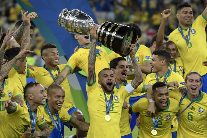 Los  jugadores de Brasil, tras recibir el trofeo de campeón de la Copa América, en el estadio Maracaná, en Río de Janeiro.  · Foto: Juan Mabromata, AFP