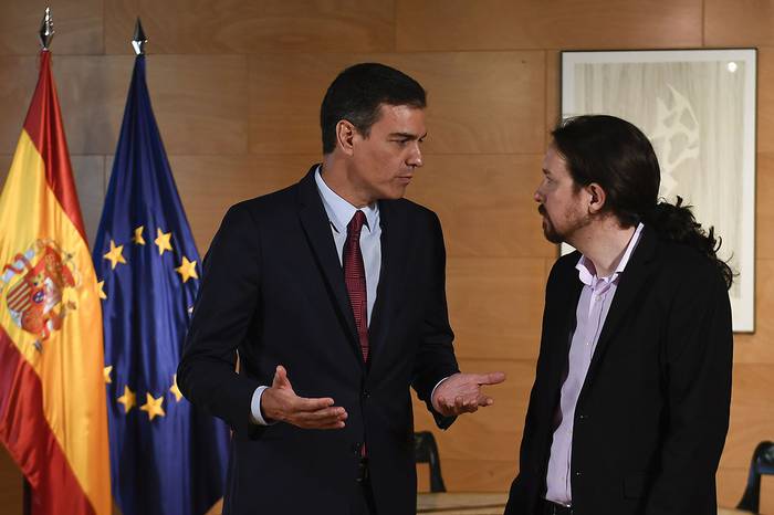 Pedro Sánchez, primer ministro español, y Pablo Iglesias, líder del partido Podemos, durante una reunión en Las Cortes, Madrid, el 9 de julio de 2019.  · Foto:  Pierre-Philippe Marcou
