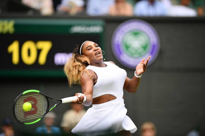 Serena Williams, durante su partido ante Alison Riske, por los cuartos de final de Wimbledon.  · Foto: Daniel Leal-Olivas, AFP