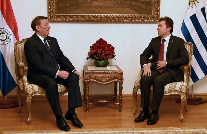 El ministro de Relaciones Exteriores de Paraguay, Luis Castiglioni, recibe a Rodolfo Nin Novoa, el 10 de julio de 2019. Foto: Norberto Duarte / AFP. 