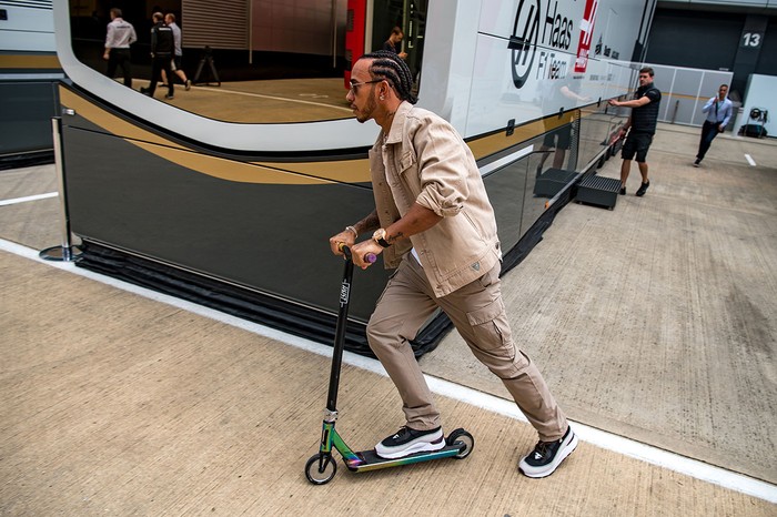 Lewis Hamilton, utiliza un scooter para moverse en el paddock en el circuito de carreras de Silverstone en Inglaterra. · Foto:  Andrej Isakovic