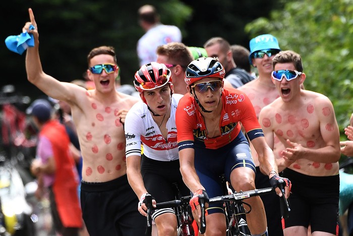 El belga Dylan Teuns seguido por el italiano Giulio Ciccone, en el Tour de Francia entre Mulhouse y La Planche des Belles Filles.  · Foto: Anne-Christine Poujoulat / AFP