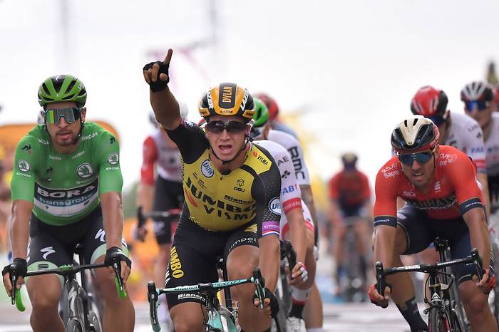 Dylan Groenewegen (C) celebra al ganar la séptima etapa de la 106ª edición del Tour de Francia entre Belfort y Chalon, este de Francia. · Foto: Marco Bertorello, AFP