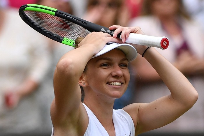 Simona Halep, al momento de ganar la final de Wimbledon ante Serena Williams.  · Foto: Glyn Kirk, AFP