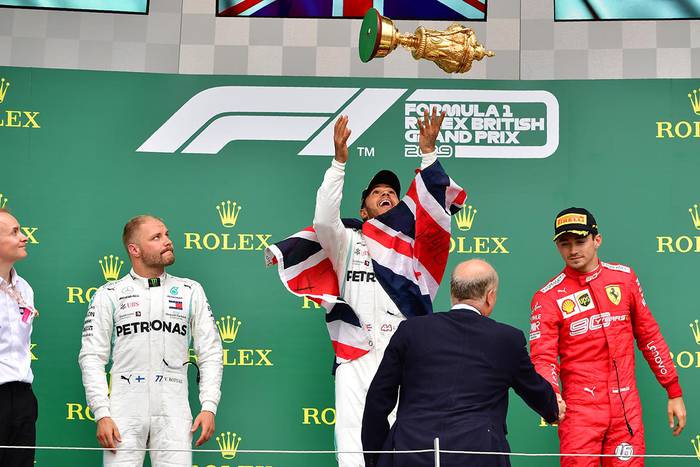 El piloto inglés Lewis Hamilton (centro) celebra la victoria en el Gran Premio británico en el circuito de Silverstone, hoy, en Inglaterra.
 · Foto: Andrej Isakovic, AFP