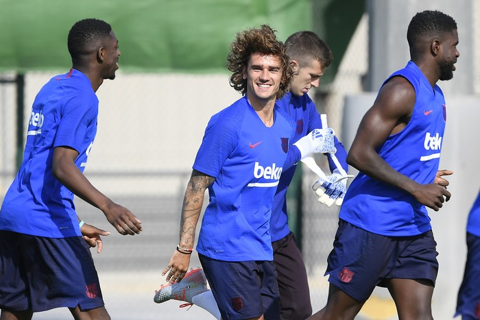 Antoine Griezmann, durante su primer entrenamiento como jugador de Barcelona, en el campo de entrenamiento Joan Gampe, en Sant Joan Despi, cerca de Barcelona. 


 · Foto: Lluis Gene, AFP