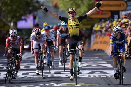 El australiano, Calen Ewan, el belga y triunfador, Wout van Aert, y el italiano, Elia Viviani, al final de la décima etapa del Tour de France, en Albi.
· Foto: Marco Bertorello, AFP El australiano, Calen Ewan, el belga y triunfador, Wout van Aert, y el italiano, Elia Viviani, al final de la décima etapa del Tour de France, en Albi.
· Foto: Marco Bertorello, AFP